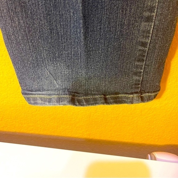Kenneth COLE Boot Cut Jeans Size 26 Preloved with Some Wear Stretchy Light Denim - Picture 5 of 13